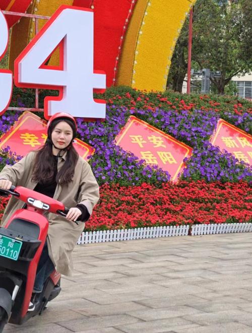 人民出行在湖南岳阳市岳阳楼区等区域试行推广光感技术智能头盔,实时